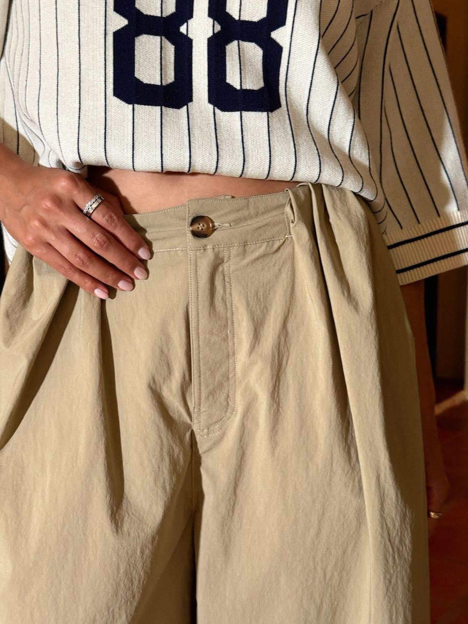 edited-in-tezza-with-solare-17-sombras-brillo-contraste-79 Pantalón beige relax - Imagen 1