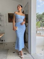Vestido largo de encaje con escote