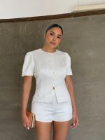 Set de blusa estructurada y short blanco