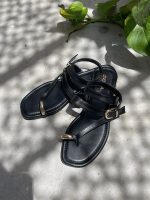 Sandalias negras de tiras cruzadas