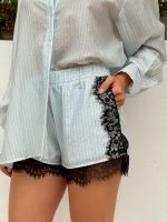 Short de rayas con detalle de encaje