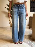 Jeans wide leg con cintura asimétrica